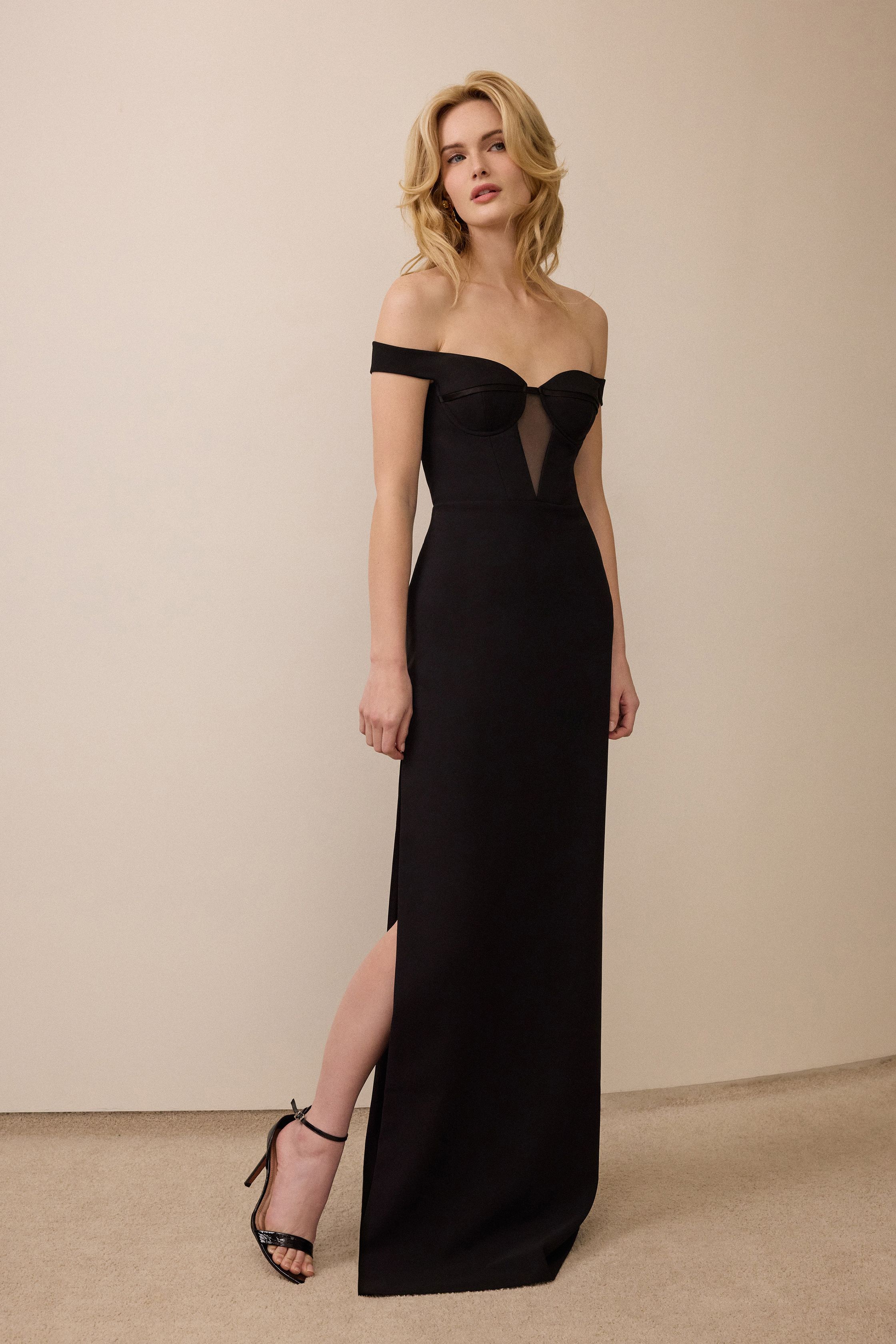 BCBGMaxAzria本季回归品牌经典的都会优雅路线，通过修身长裙、结构礼服与现代化晚装比例展现成熟女性的精致魅力。黑色、裸色与酒红色形成稳定的高级配色体系，细节中加入亮片、束腰结构与拼接礼服设计，使整体风格在简洁与性感之间取得平衡。系列强调干净线条与女性曲线，让晚装更适合当代都市社交场景-顽石频道趋势研究